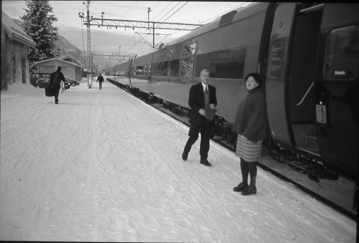 Jernbane. Siste toget som blir ekspedert  av Marianne Gran  på Nesbyen stasjon. Hun var den siste som betjente stasjonen.
