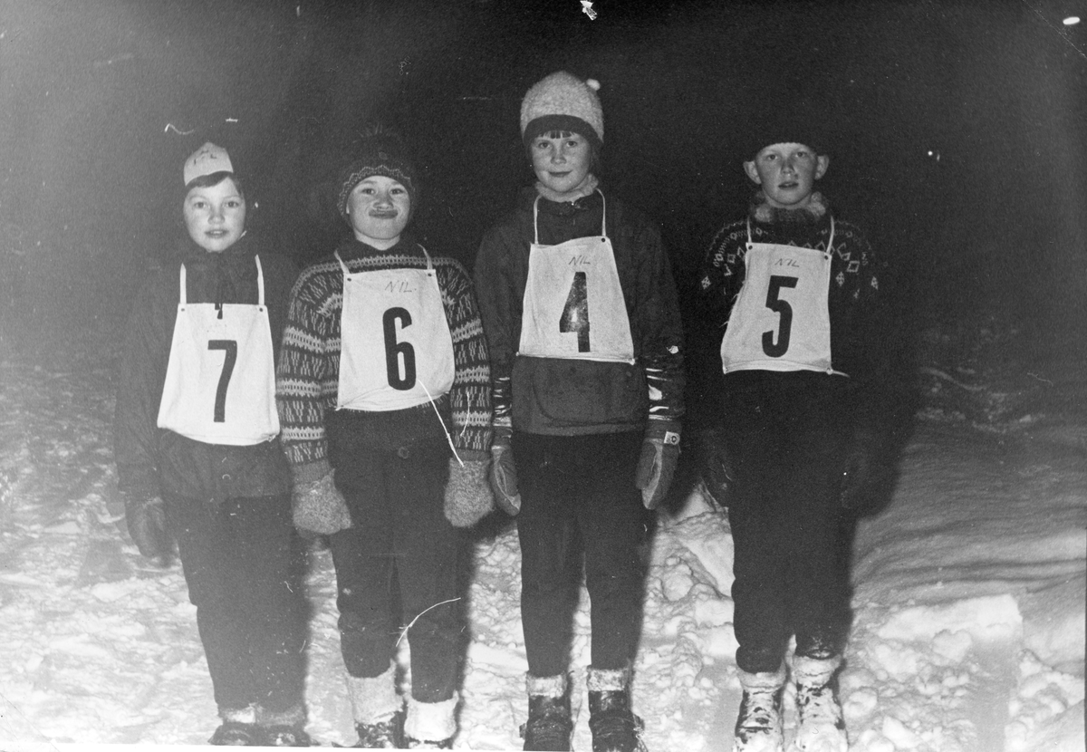 Idrett. Skiløpere t.v Gunvor Børtnes, Erling Torvald Haraldset, Marie Ullestad og Knut Brattested under skiuka på Nesbyen i 1967.
