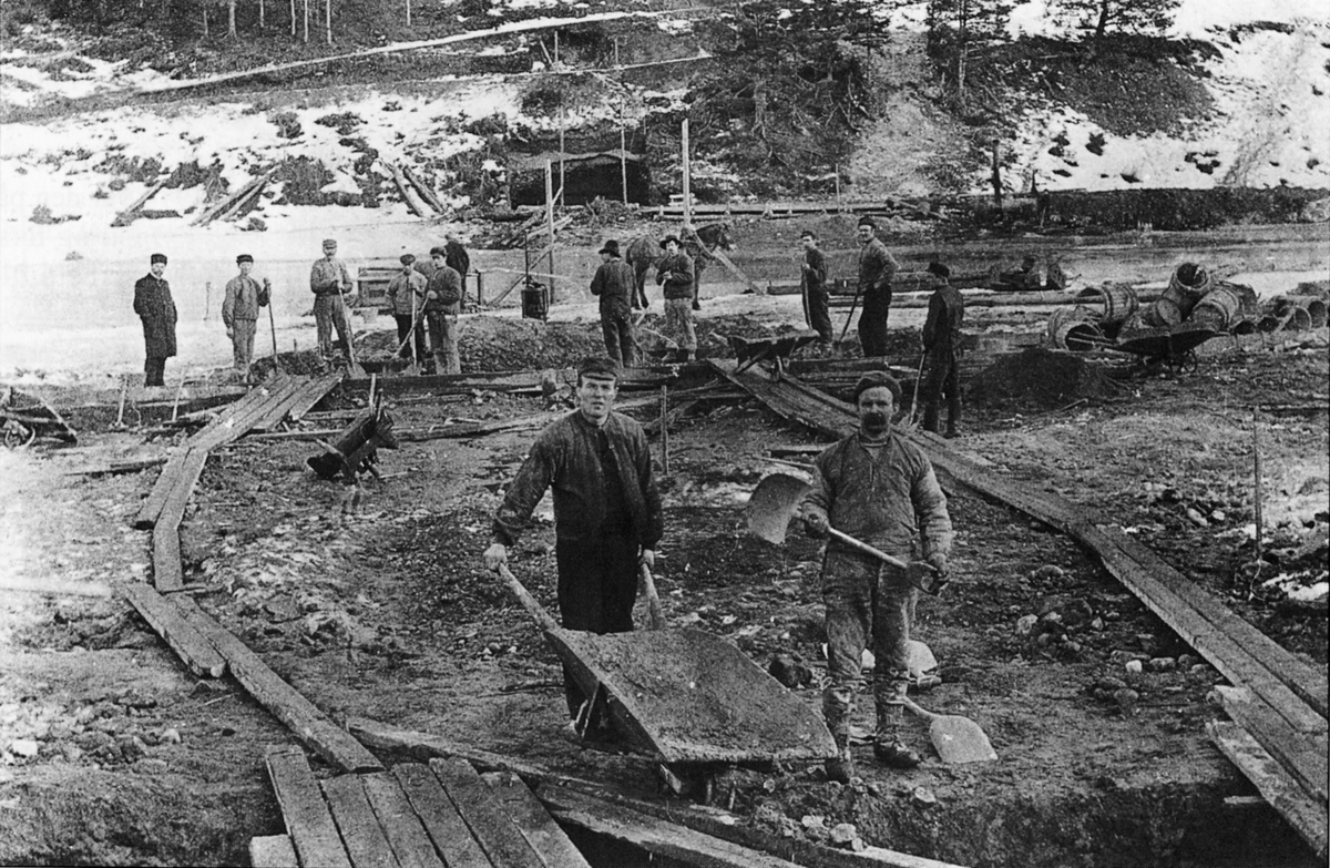 Brubygging. Graving og støyping av fundament for stasjonsbrua.  Bildet er i boka til Jo Sellæg.
