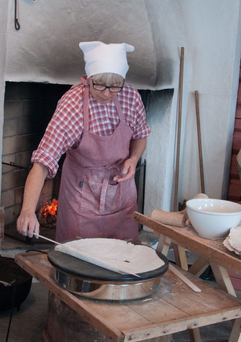 Baking. Anette Kjær Riechert baker flatbrød  til jul på HFN.
