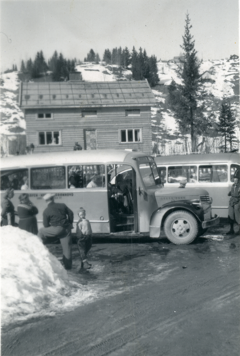 Busser
Rutebilene Nesbyen-Myking-Grønhovd venter på turister ved bommen i Rukke, huset til Andres Rukke. Fra v. Sigrid, f. Rodegård, gift Kristoffersen, Ingebjørg Rodegård, Kristian Rodegård (Isakrud) og Kåre Rodegård.
