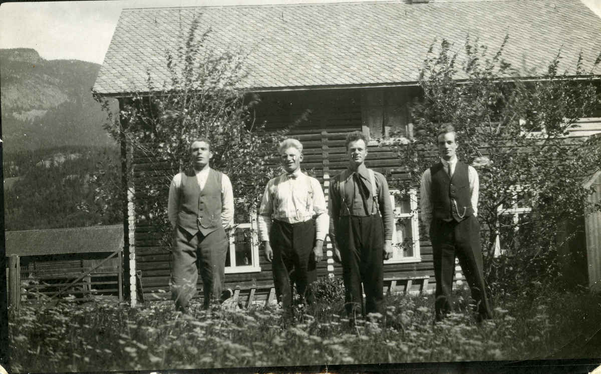 Gruppe på Bøe f.v. Amund Brunnsvold, Eivind Dessarud, Ola Bøe og Thorvald Bøe.
