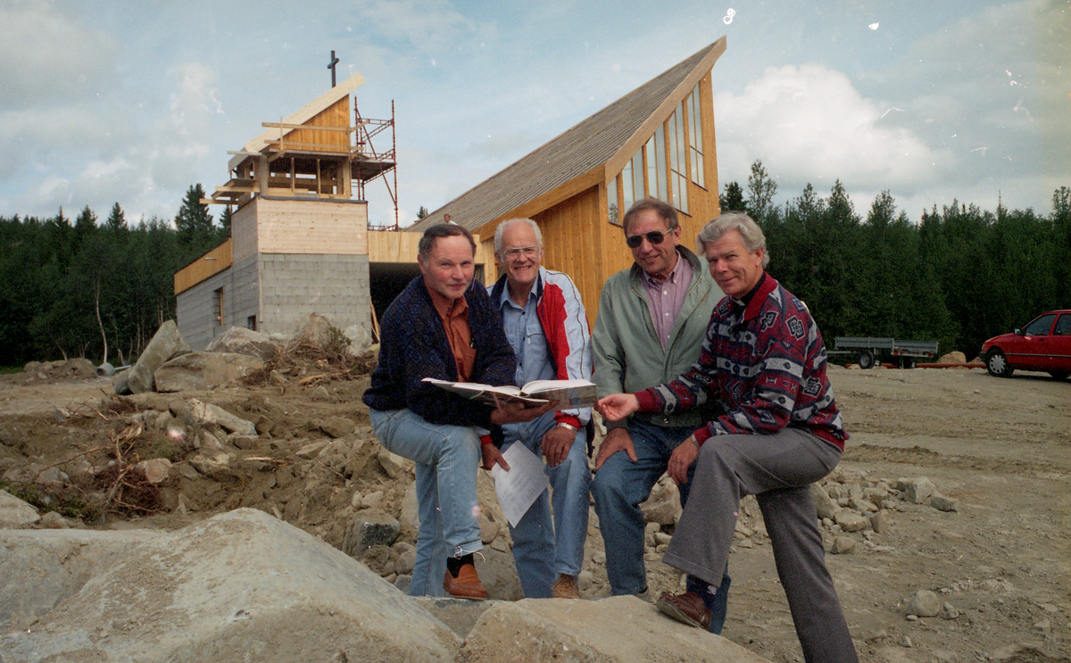 Kirke
Nes fjellkirke under bygging. Fra v.: byggeleder Sverre Hagen, Ole Sagabråten, Arne Moen (1926-2015) og sogneprest Eivind Fagermoen, f. 1944. Sokneprest i Nes fra 1990 til 2012.
