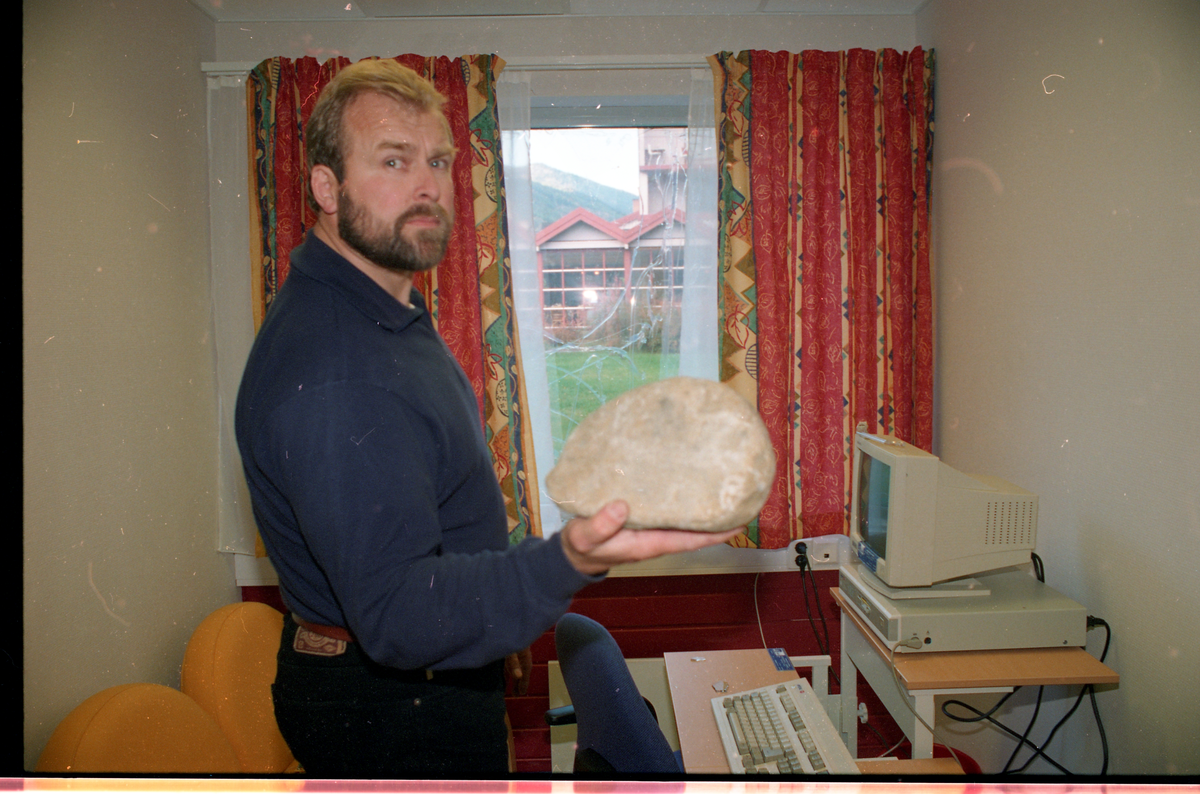 Hærverk på Nes lensmannskontor. 1. betjent Roy Riksvold.
