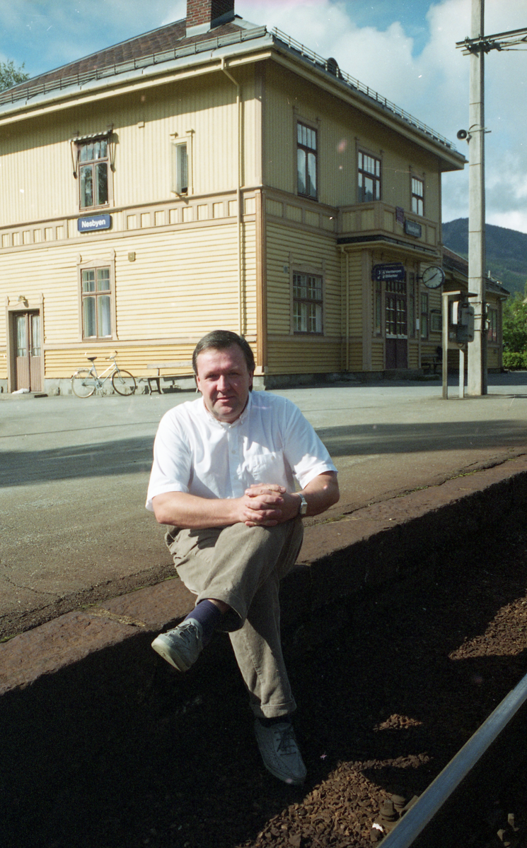 Jernbane. Hotelleier Ivar Thoen på Nesbyen stasjon.
