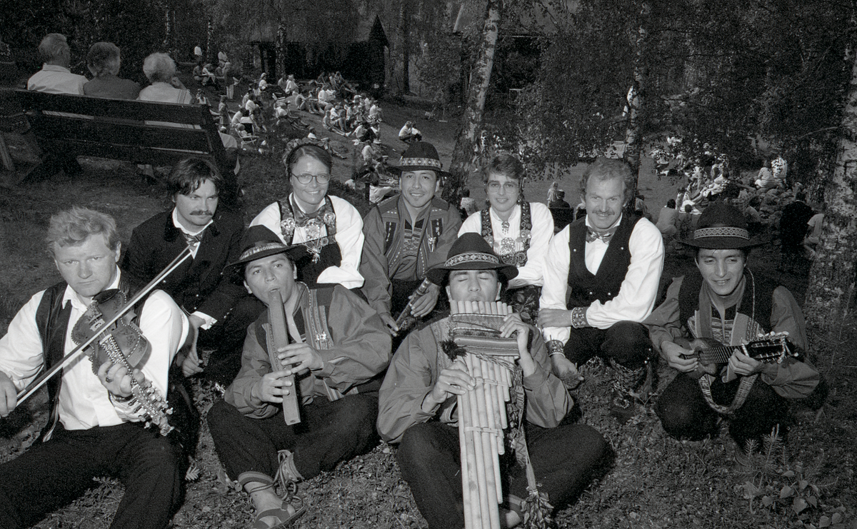 Festspillene i Nesbyen 1993. Chilensk folkemusikk opptrer på museet sammen med f.v. felespiller Øyvind Brabandt og danserne fra Hallingdal, Geir Helge Espeseth, Sigrunn Bæra Svenkerud, Marianne og Magne Øynebråten.
