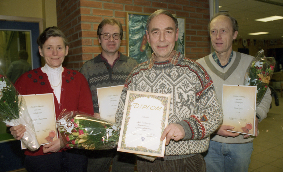 Idrett.  Hedret i Nesbyen idrettslag f.v. Guri Øyo Sandanbråten, Ole Øyen, Leif Sorteberg og Eivind Jensen på årsmøte i januar 1996.
