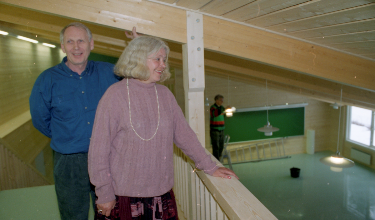 Skole
Nes barneskole. Ordfører Wenche Sundt Gullingsrud og rektor Bjarne Livgård.
