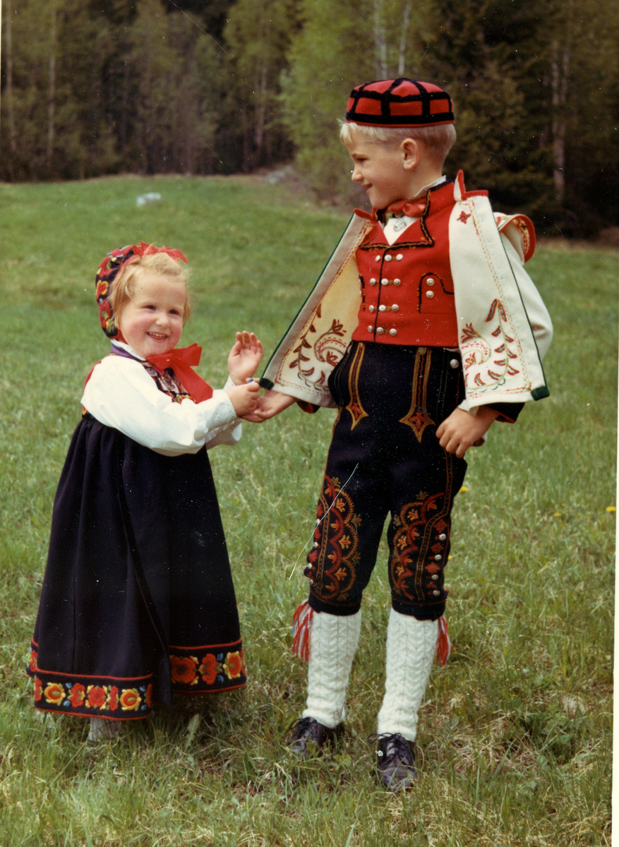 Barn i bunad. F.v. Anne Sandanbråten og Stein Sandanbråten i bunader som er sydd av gommo Margit Slaatta Øyo.
