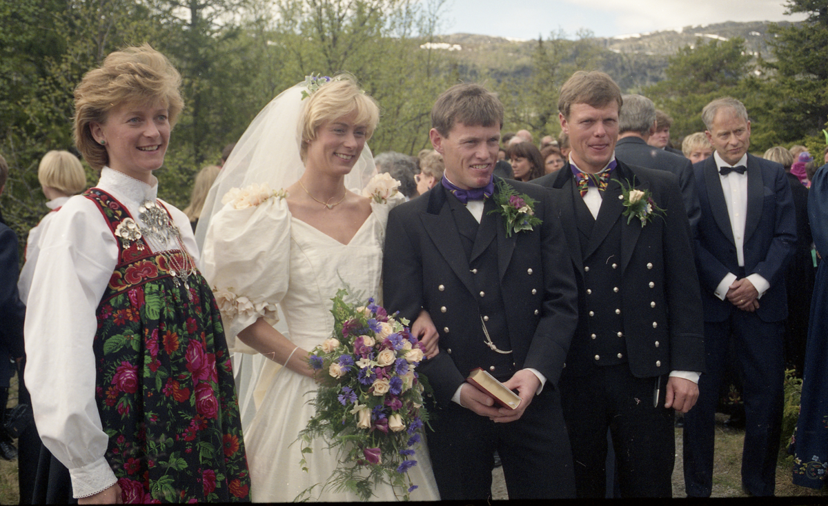 Bryllup på Haglebu. F.v. Trude Dybendahl, Marit Woll, Pål Gunnar Mikkelsplass,  Eilev Mikkelsplass og ukjent.
