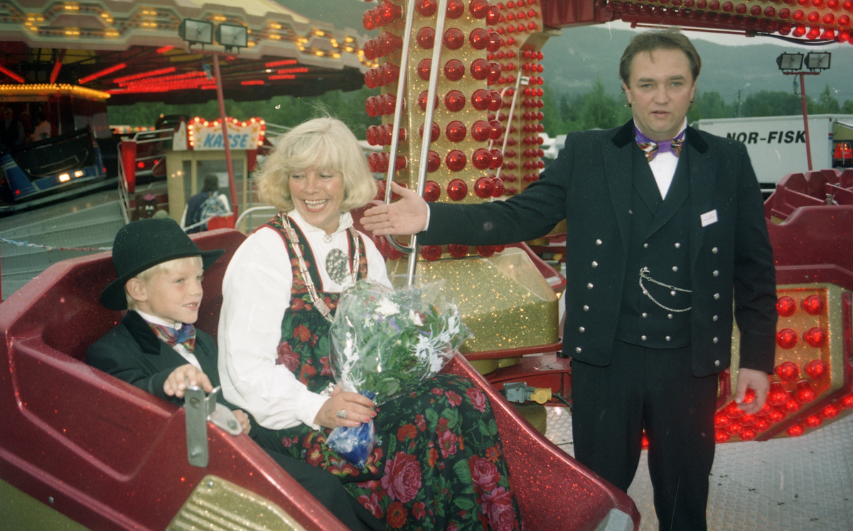 Hallingmarken.
Åpning av &quot¤Hallingmarken&quot¤1994.  F.h. formann i hovedkomiten Thomas Solheim, ordfører Wenche Sundt Gullingsrud  og Magnus Vissebråten i tivoliet.
