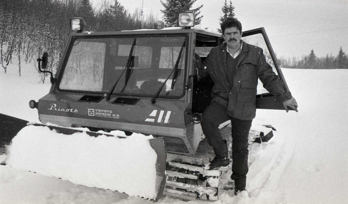 Fjellandskap. Jarle Ulvund brøyter løyper i Nesfjellet med weisel.
