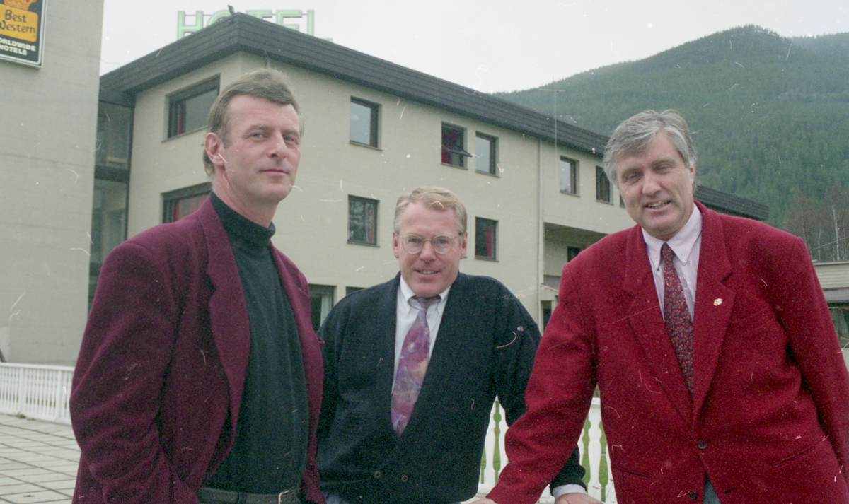 Nye eiere på Østenfor hotell. Fra v. Finn Selmver Aasen, banksjef Sven Arne Trollsrud og Leon Eide.
