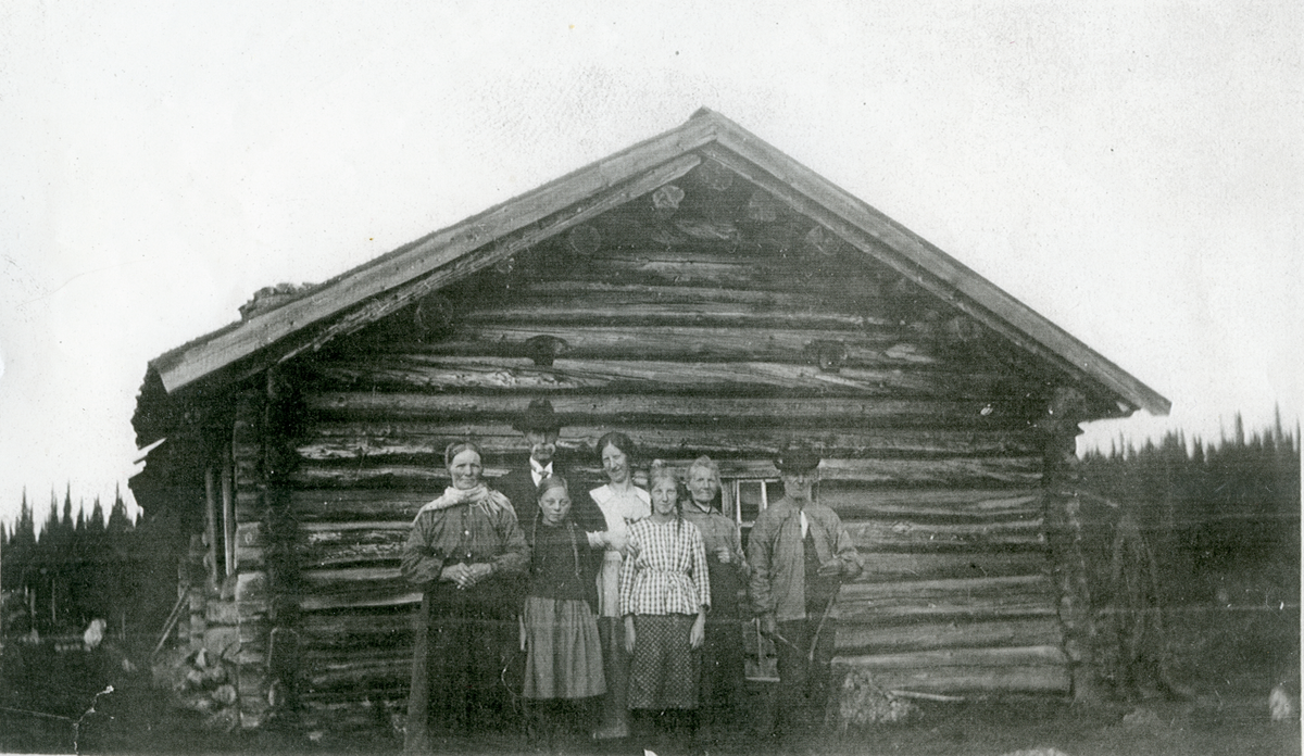 Gruppe ved buaveggen i Trytehola. F.v. Anne Stupa, hennes barnbarn Marie Holm, Tilla Thoengen. Bak f.v. Guttorm Thoengen, Jonette Jørgensen, Synnev Thoengen og Thomas Thoengen.
