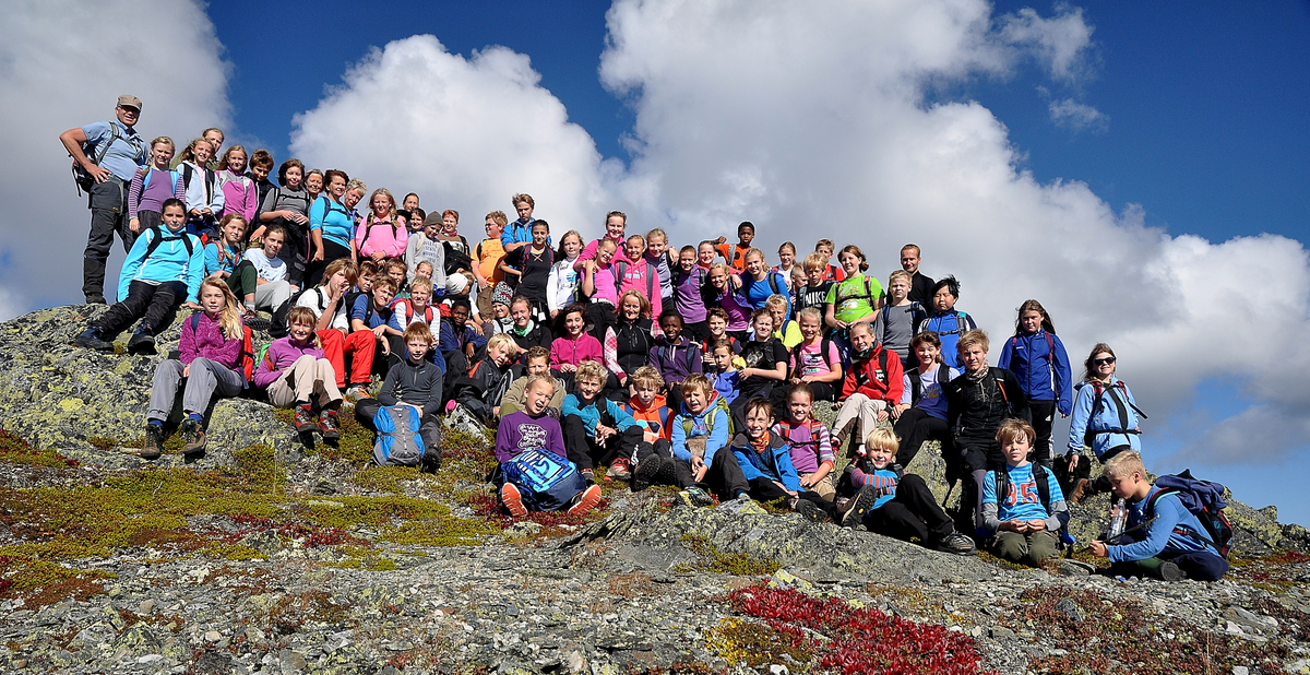 Barneskolen på tur. 6. og 7. klasse ved Nes barneskole på fjelltur ved Imlan. Rett øst for Grisetjern.
