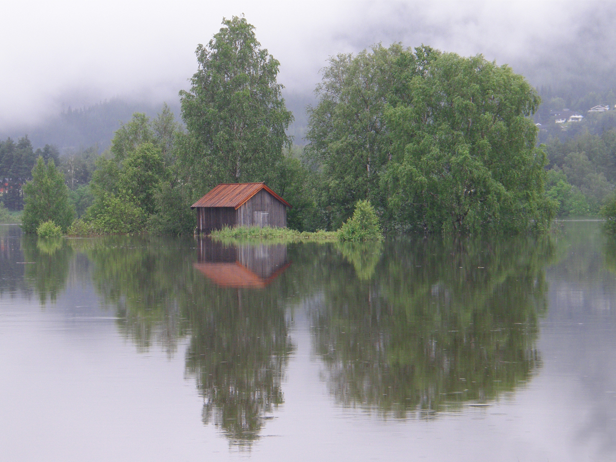 Flom i Hallingdalselven, Håvardsøynan.
