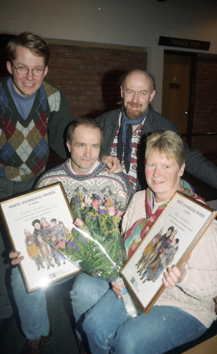 Gruppe.  Marte Svennerud - prisen tildelt av Noregs Ungdomslag til f.v. Martin Lindal og Bitten Brennhovd. Bak f.v. Kjell Huso og Alf Steinar Nekstad
