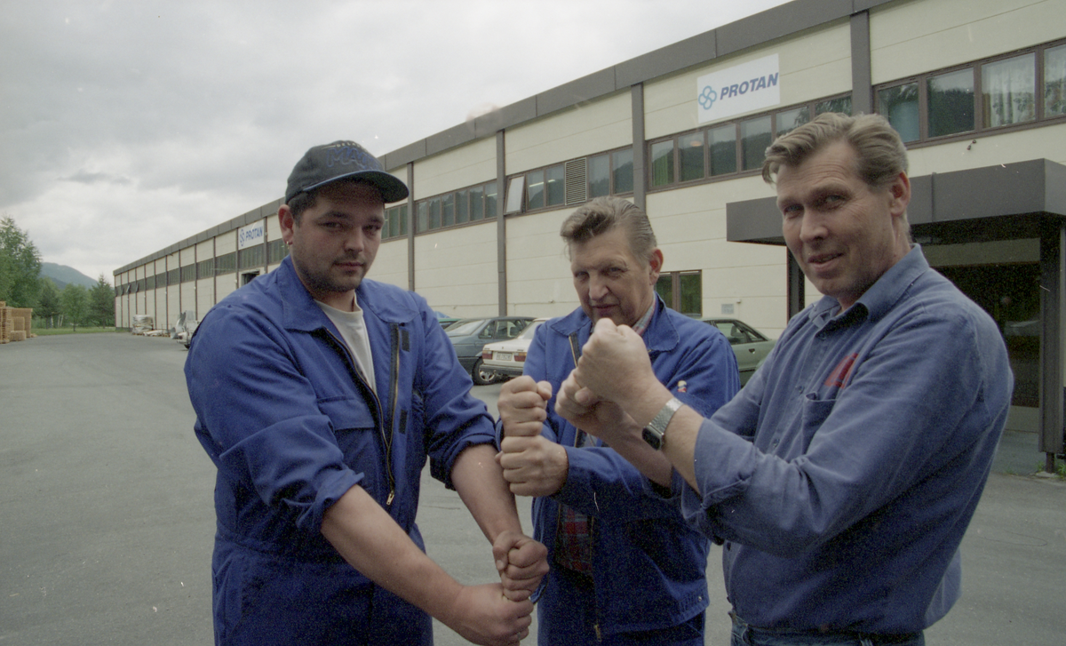 Industri
Jan Dirk von Ohle, Sigmund Øen og Tore Sveen. Dette er utenfor Protan. dette er klubblederne på Lamitech, Protan og DEFA.
