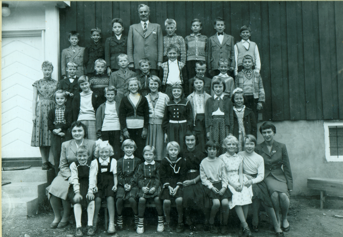 Eidal skole 1958/59. 1. rekke fra venstre: Lærerstudent Reidun Kjellesvik, Oddlaug Klype, Kristine Barbo Lerskallen, Gerd Vestheim, Berit Vestheim, Berit Vestheim, Reidun Klype, Esther Sandanbråten, Anni Syversurengen, Aud Fosserud, Liv Åmellom, lærervikar Kari Rosseland. 2. rekke: Bente Kollhus, Borgny Medås, Elsa Medås, Solveig Johansen, Grethe Syversen, Lillian Syversen, Karin Haugen, Kari Sissel Jorde, Astrid Eidal. 3. rekke: Oddveig Klype, Reidar Tollefsen, Knut Huse, Harald Johansen, Knut Richard Lerskallen, Bjørn Holm, Edvard Klype, Knut Sverre Sandbekk, Bjarne Dokken. 4. rekke: Asle Skaret, Ivar Lien, Kjell Olav Lerskallen, lærer i vikariat Olav H. Sandelien, Sverre Skaret, Ole Dokken, Levor Vestheim, Arvid Dokken.
