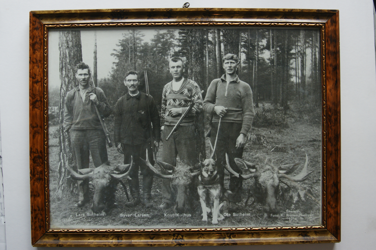 Jakt
Fra venstre Lars Solheim, Syver Larsen, Knut Kollhus og Ole Solheim.
