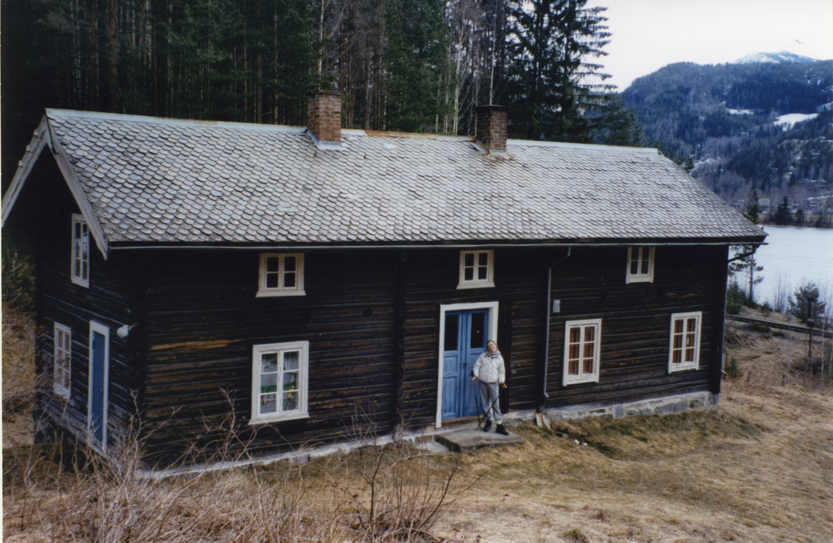 Bygninger
Våningshuset på Gråsult ved Liodden i Nes. Gråsult er et småbruk på østsiden av Brommafjorden. Heidi Charlotte Sveinsson, f. 1989.
