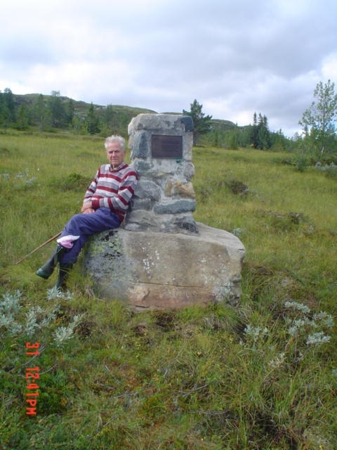 Turperle i Nes
En av turperlene i Nes  Purkeset i Børtnesmarka. Vi gikk stien fra Imle seter og til Purkeset. Posten sto like ved minnetavla etter flysleppene der under krigen i 1944-45. Her sitter Leif Thoengen ved minnetavla.
