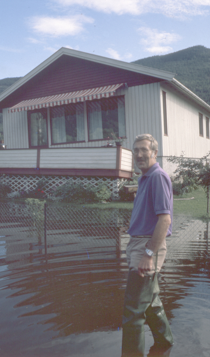 Flom i Nesbyen i 1988. Lars Espeseth foran huset sitt Stasjonsgata
