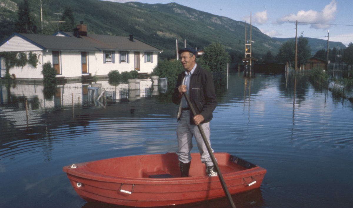 Flom i Nesbyen i 1988.Odd Østenfor på rotur ved markedsplassen
