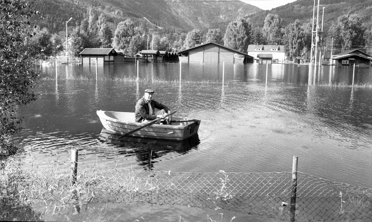 Flom i Nesbyen i 1988.Odd Østenfor på rotur ved markedsplassen
