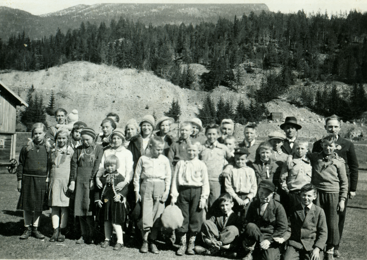 Søndagsskolen på Liodden. Bak f.v. med barn på armen, Signe Myro, f. Liodden, mannn med hatt, Halvor Liodden. Helt t.h. ytterst Knut S. Lie. mann med grått hår i bakre rekke: Ola Halvorsen Liodden. 
Bildet er tatt på Liodden søre ca. 1930, muligens 1932.
