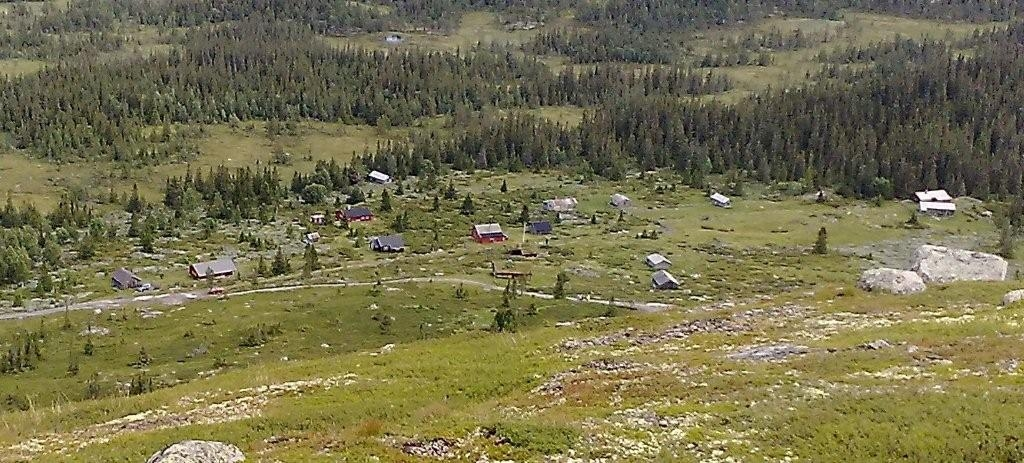 Landskap
Nordre Buhovd i Børtnesmarka sommeren 2010. 
Bildet viser Nordre Buhovd tatt fra Buhovdnatten. Til venstre i bildet ligger Sverigvollen, helt nederst ser en vollen til Børtneshaugen, den røde seterbua midt i bildet står på  Sevrevollen, så mot høgre for den ligger Islandsrudvollen og helt til høgre er Dokkevollen. Hankenhusvollen ligger skjult av Buhovdnatten til høgre i bildekanten.
