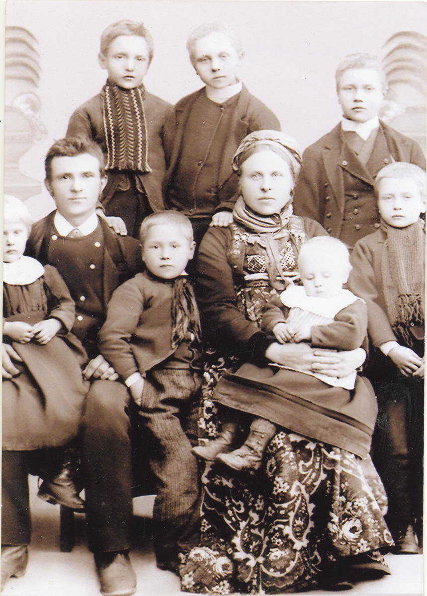 Familiegruppe
Mari Johansdtr. Smette, f. 3.5. 1861, døpt i Nes gml. kirke, d. 3.8. 1932, og Halvor Kristiansen Langslet, f. 1860, d. 19.9. 1898.
Halvor var av dei spreke Hjertekarene, dei budde i Hjertestugo like ved Låplassen. Halvor var skredder. Halvor spelte Hardingfele og var med som spelemann ved dei forskjelligste anledninga. Halvor døde ved ulykkestilfelle, berre 38 år gamal. Det skjedde på veg heim  i haustmørke etter eit ungdomssamvær på Brusletbergo. Han gikk då utfor Eidalsbrue og omkom. Hans svigerfar lot fela ta sin del av skulda for ulykka, på den måten at fela vart krasa saman og satt fyr på.
Mari og Halvor hadde 7 barn: 
Kristian H. Langslet, f. 10.11. 1881, d. 1970.
Johan H. Langslet, f. 14.9. 1883.
Halvor H. Langslet, f. 11.11. 1885, d. 15.7. 1968, døpt i Nes kirke.
Arne H. Langslet, f. 18.9. 1887, d. 28.7. 1904.
Kristen H. Langslet, f. 15.8. 1889.
Ingvar H. Langslet, f. 10.12.1893.
Ole H. Langslet, f. 19.8. 1897, d. 10.10. 1962.
Arne døde ved badeulykke ved Brattested bare 17 år gammel. De andre brødrene reiste til Amerika og kom seg etter hvert fram til betrodde bra stillinger.
