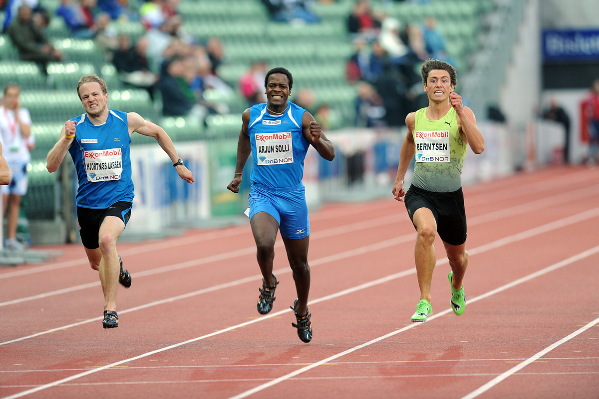 Bislett Games 2011
Per Magnus Arjun Solli er fra Hovet. Hele tida som topputøver som løper har han vært medlem av Nesbyen idrettslag. Her har han blitt trent av Arne Ole Lindahl, og har oppnådd mange toppresultater som sprinter. Vi kan nevne at han i 2010 ble nordisk mester på 200 m og 4 x 100 stafett under UM. Samme år vant han UM og jnr. NM. I 2014 fikk han Nesbyen Idrettslags hederstegn. På bildet ser vi han i midten ved Bislett Games i 2011. Arne Ole Lindahl karakteriserer Per Magnus Arjun Solli som det største friidrettstalent gjennom tidene i Hallingdal.
