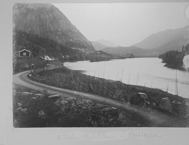 Husmannsplass
I forgrunnen plassen Kleven ytterst i Nes ved grensen mot Flå. Midt i bildet er Rauk, øvre og nedre. På Rauk nedre, g.nr. 101, b.nr. 14,11 var det skysstasjon fra 1898-1911.
