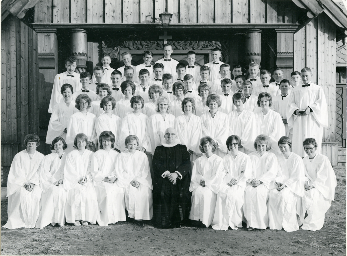 Konfirmasjon i Nes 1964. 1 rekke fra v: Liv Johannessen, Astrid Geitsund, Marit Dalevold, Berit Østenfor, Anni Irene Haugen, sogneprest Markvard Zarbel Engh, Ingrid Skaret, Anne Grete Stavn, Randi Robstad, Torill Finnerud og Berit Stensrud. 2 rekke fra v: Brit Karin Frydenlund, Elsa Meaas, Ragnhild Kvamshagen, Sigrid Storeli, Kari Sevre, Ingeborg Storeli, Margit Dokken, Solveig Dokken.3.  rekke fra v: Toril Flåten, Turid Bødalen, Sissel Østenfor, Turid Svenkerud, Astri Gullingsrud, Gerd Vestheim, Jan Olav Akerli, Kjell Børtnes, Oddvar Liodden, Ole Chris Berg og Leif Halvorsen.  4. rekke fra v: Karl Olav Lerskallen, Artur Reime, Tore Dokken, Henrik Hoveng, Oddvar Solheim, Ove Skaret, Hans Dokken, Harald Liodden, Hans Andreas Tandberg, Asle Smestad, Olav Næss, Halstein Garnås, Bjørn Hermundsgård, Kjell Holm, Arvid Majormoen, Syver Thoen, Tore Tyribakken  og foran . 5. rekke fra v: Kjell Kvamshagen, Jon Rødningen, Leif Lie, Guttorm Endrestøl, Erik Johnsen, Erling Hjallen,
