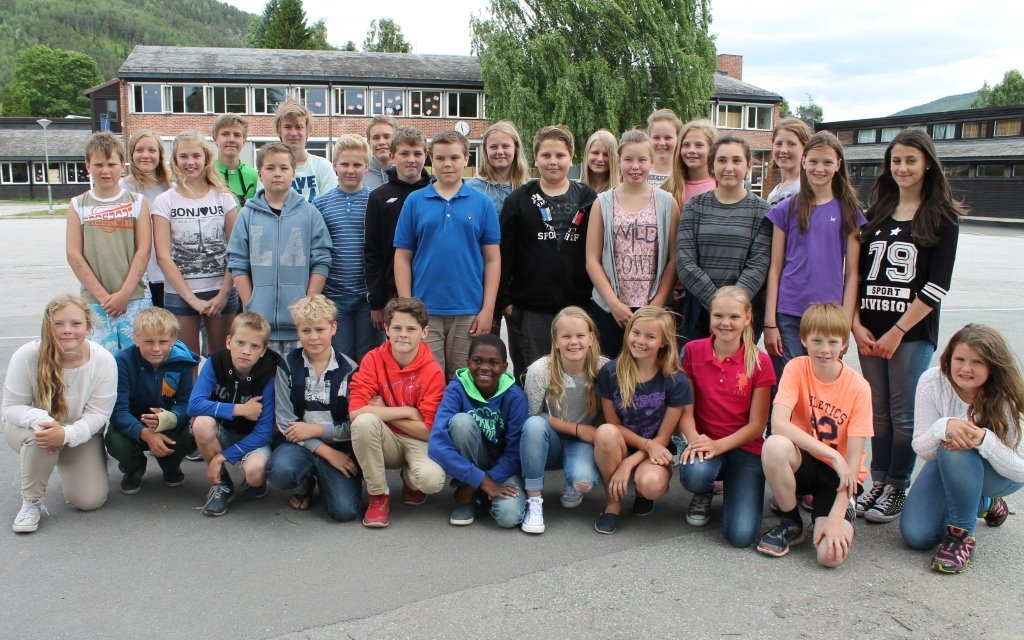 Avgangselevene ved Nesbyen barneskole 2014 / 7. trinn
1.rekke f.v. :Emilie Pedersen Jacobsen, Sander Wetterhus Karlsen, Benjamin Bentehaugen Nerum, Leander Bekkelund Engen, Rasmus Juvhaugen Rønsen, Gift  Ismail Abaza, Cathrine Lien Nordhagen, Agathe Nässelquist, Hedda Jorde Engen, Thomas Lundberg, Ida Sevre.
2.rekke f.v.:Sondre Tåjet, Oda Haga, Martine Engene Hovden, Magnus Jorde, Marius Vesterling Sandanbråten, Daan Stoop, Martin Renslo Høva, Bjørnar Holth, Hallgeir Hagaeie Tyribakken, Håvard Stavn Lothe, Elin Mikkelsplass, Alexander Elias, Ida Østenfor, Maren Lian Sveen, Hanne Gjestemoen, Amalie Rød Knudsen, Fatima Naghimi Calvo, Linn-Malene Tørrisen, Ann Sophie Sandøy, Manjolla Lokaj.
Audun Gaptjern var ikke på skolen da bildet ble tatt.
Foto: Geir Juvhaugen
