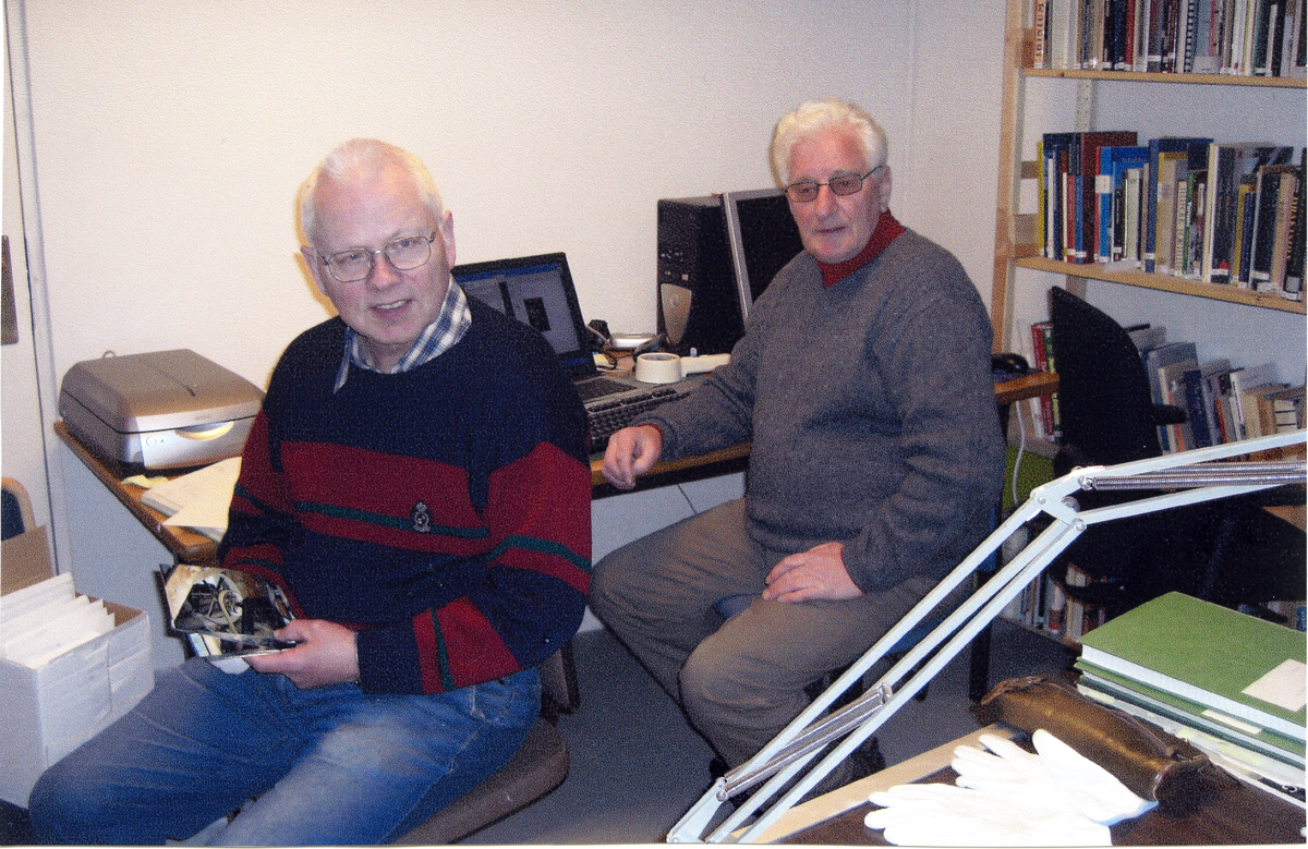 Dugnad
Olav Wexel Sveinsson og Knut Brøto jobber med å skanne/digitalisere bilder.
Historielagsmedlemmene Olav W. Sveinsson t.v. og Knut Brøto har siden 2006 arbeidet med skanning/digitalisering og protokollføring av bildearkivet til Hallingdal Museum. De har så langt brukt tilsammen ca. 4300 dugnadstimer på jobben. Et tilsvarende antall timer er brukt av teksterne: Sigmund Øen, Guri Øyo Sandanbråten, Unni Lien, Einar O. Hanserud, Anne Jervell Haraldseth, Ole Solli og Magne Kofstad. Arbeidet er i ferd med å bli avsluttet inneværende år, 2019. Bildene er nå gjort tilgjengelige på nettet gjennom Hallingdal Museums fotoweb.
