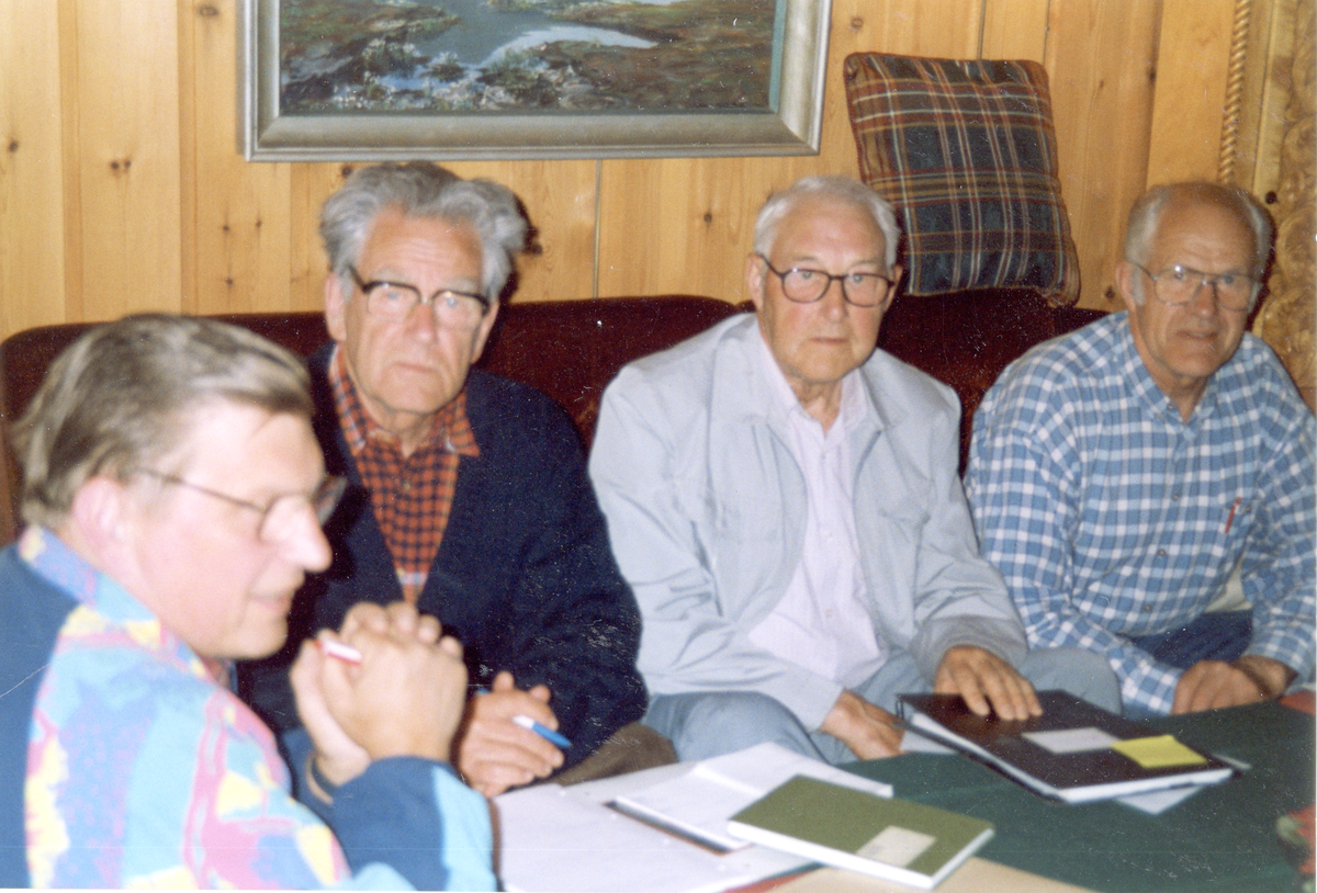 Det første styret i Nes Historielag. Fra v Sigmund Øen, kasserer, Leif Thoengen, styremedlem, Hans Berg (1919-2012), sekretær og Ole Onsgård Sagabråten. Einar Hanserud, leder.
