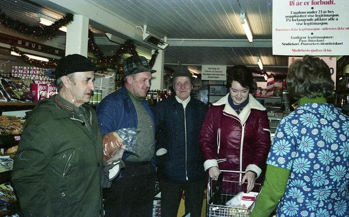 Landhandel
Bergtun 1975. fra venstre Rangvald Eidal, Lars Brusletten, Ole Jordesplass, Margit Sylvia Dokken og ekspeditrise Bjørg Brusletten med ryggen til.
