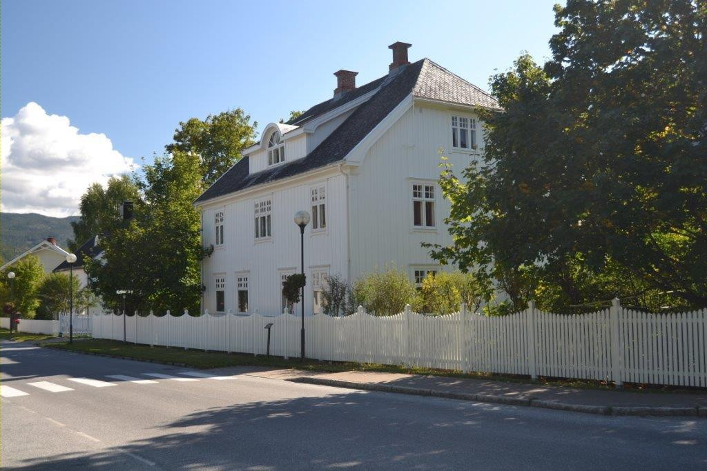 Bebyggelse
Saxegård i Nesbyen sentrum. Bygget i 1924 av Tollef Svenkerud.
