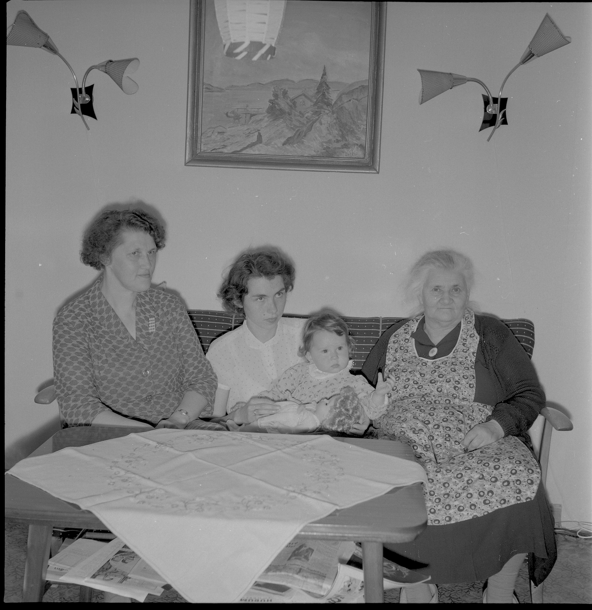 Familie
4 generasjoner Sagabråten. I midten Jorunn Sagabråten med Anne på fanget
