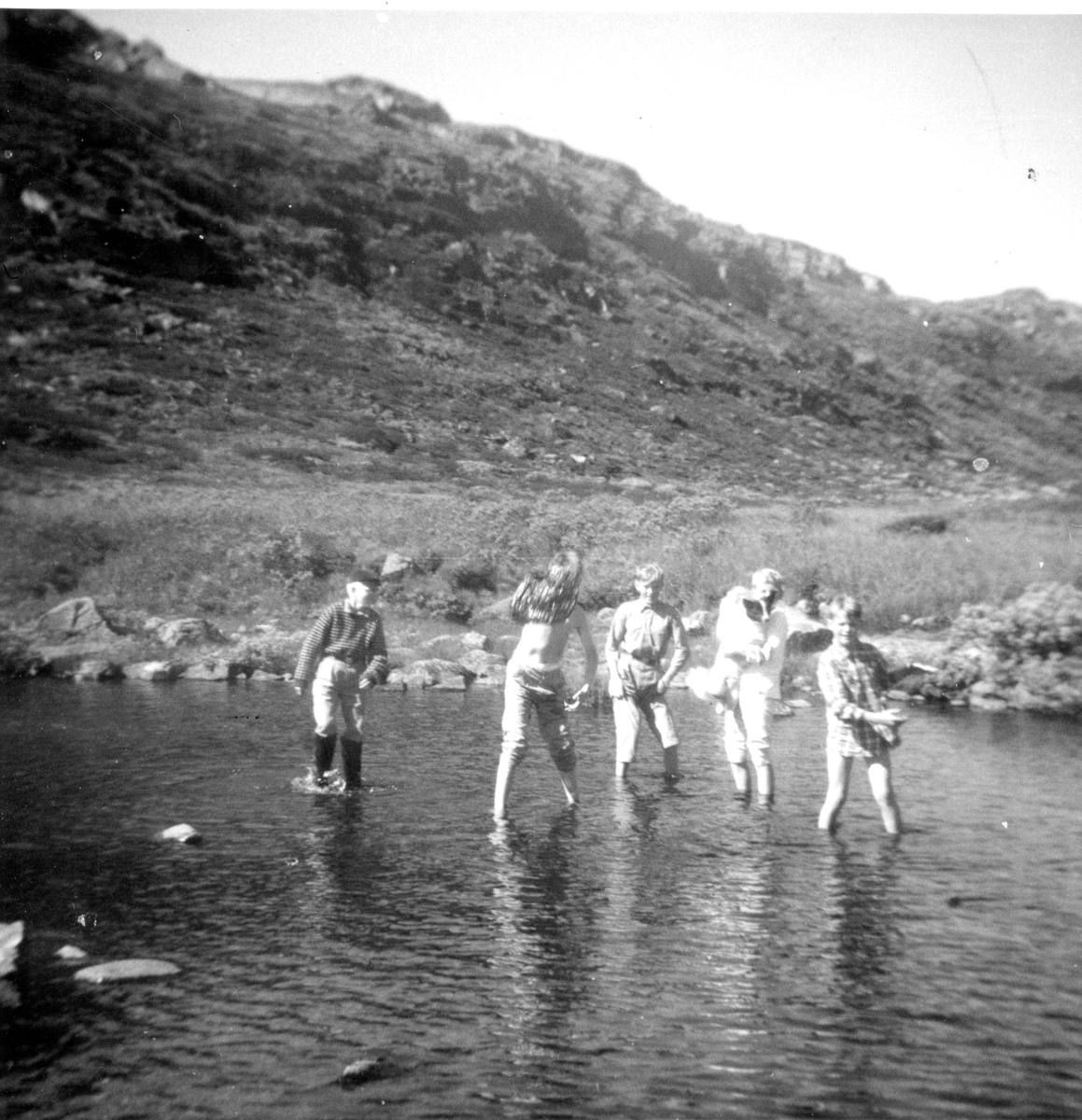 Barn i leik
Vassing i Reinsjøen. Fra v Per, Harald, Kjell, Hans m/Heiko og Alf Tørrisplass.
