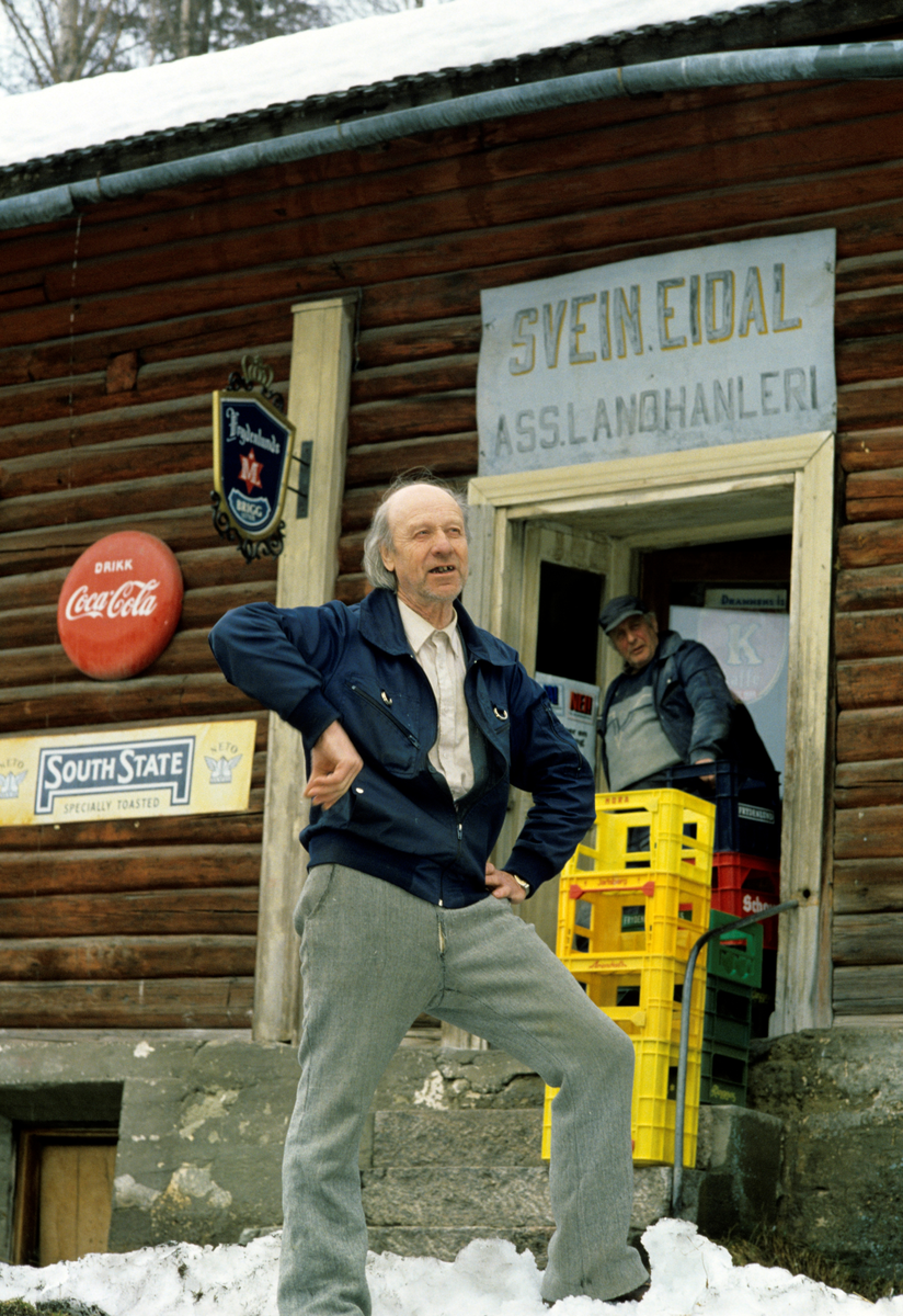 Handel
Dette er butikken til Arne Eidal i Rukkedalen. Butikken var den første i Rukkedalen og ble åpnet i 1885. Arne tok over etter sin far, Svein Eidal. Her avslutter han butikkdrifta i 1998. Da hadde det vært butikkdrift der i 103 år. I bakgrunnen Martin Espeset. 
Foto: Knut Snare / Aftenposten / NTB scanpix

Fys lok: 20.28
