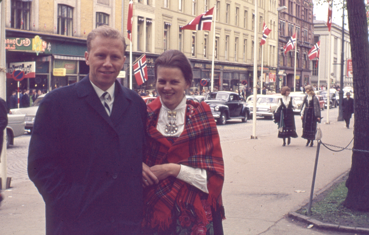 17.mai
Dette er Britt Thorberg Røe og Johan Røe, 17. mai på Carl Johansgt. i Oslo. De gifta seg i 1972.
