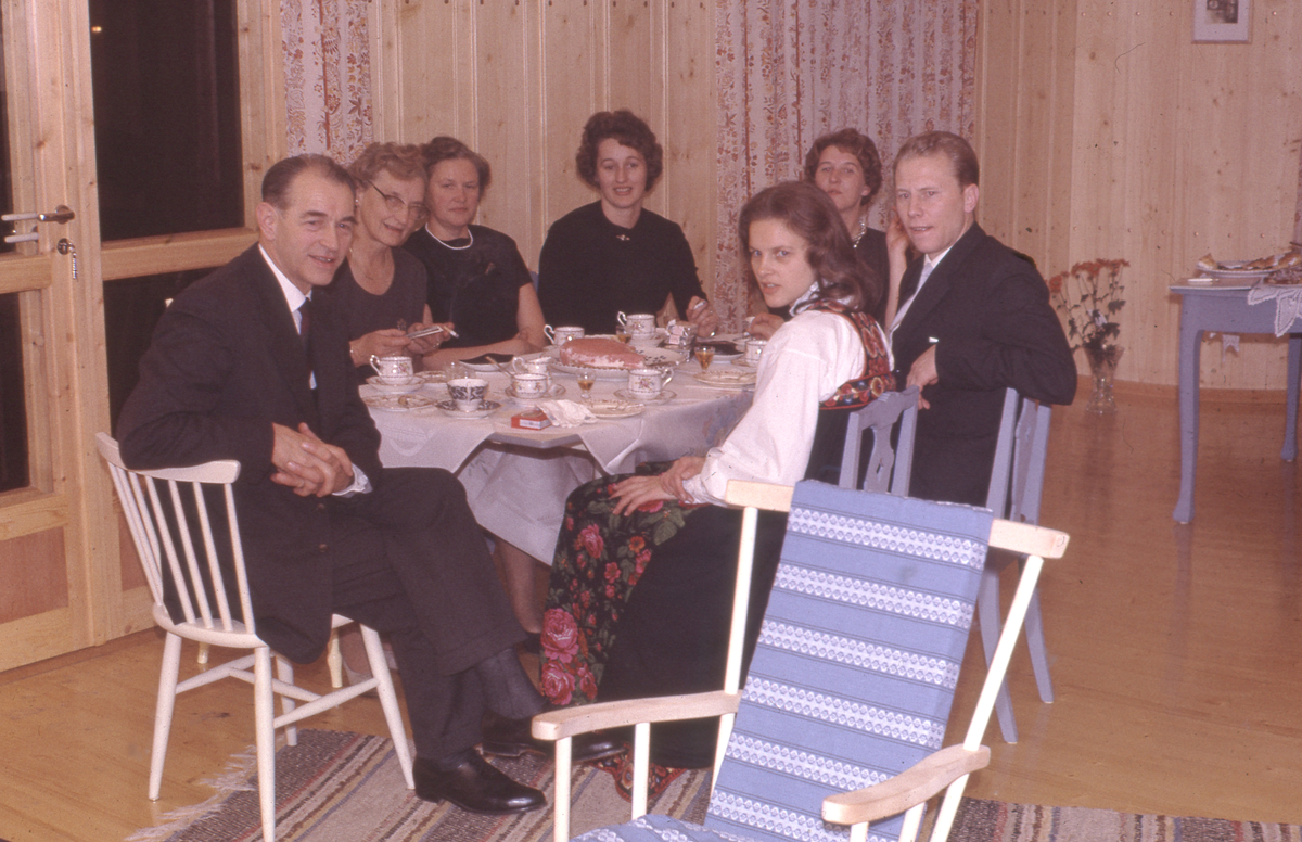 Thorberg - dåpsselskap
Dette er fra Andrew Christian Thorbergs dåpsselskap i 1963. F.v. rundt bordet sitter Gunnar Thorberg (f.1905), Eli Mathismoen (født Thorberg), Anne Thorberg (f.1915), Sharon (mor), Ragnhild Østenfor, Johan Røe, Birgit Sigrunn /Britt Røe (f. Thorberg)
