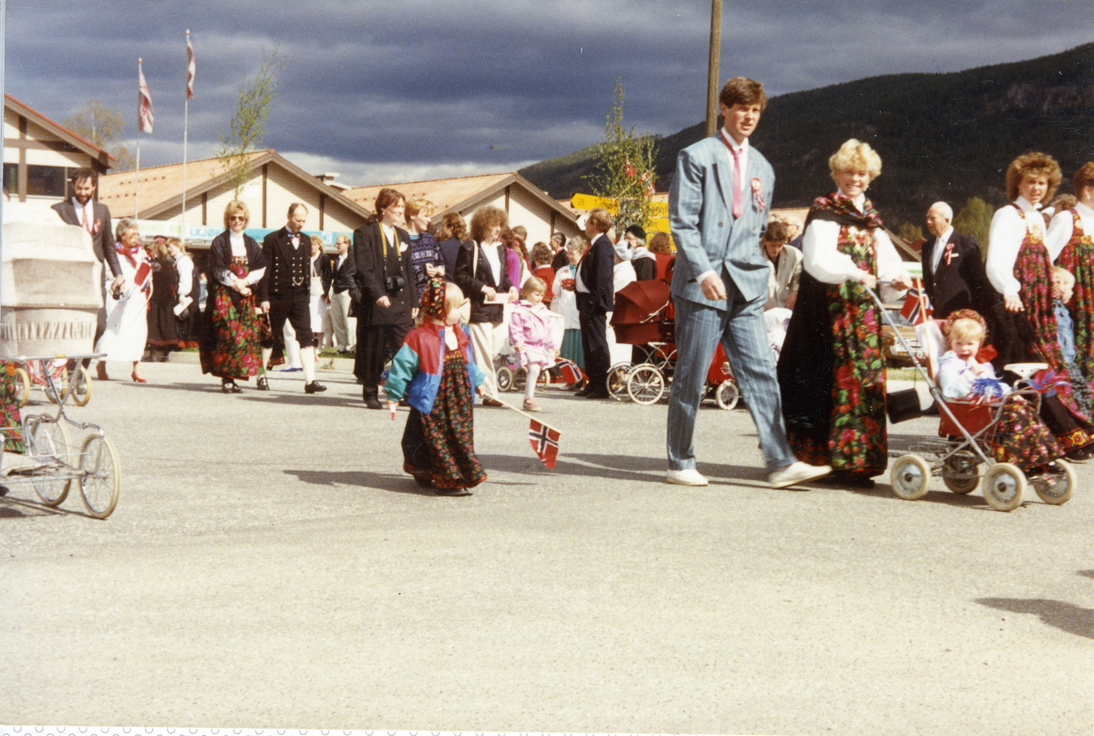 Grunnlovsdag
Fra 17. mai toget på Nes. I forgrunnen Odd Grunnar og Signe Marie Eidal med barna Jorunn i vogna og Marianne ved siden av.
