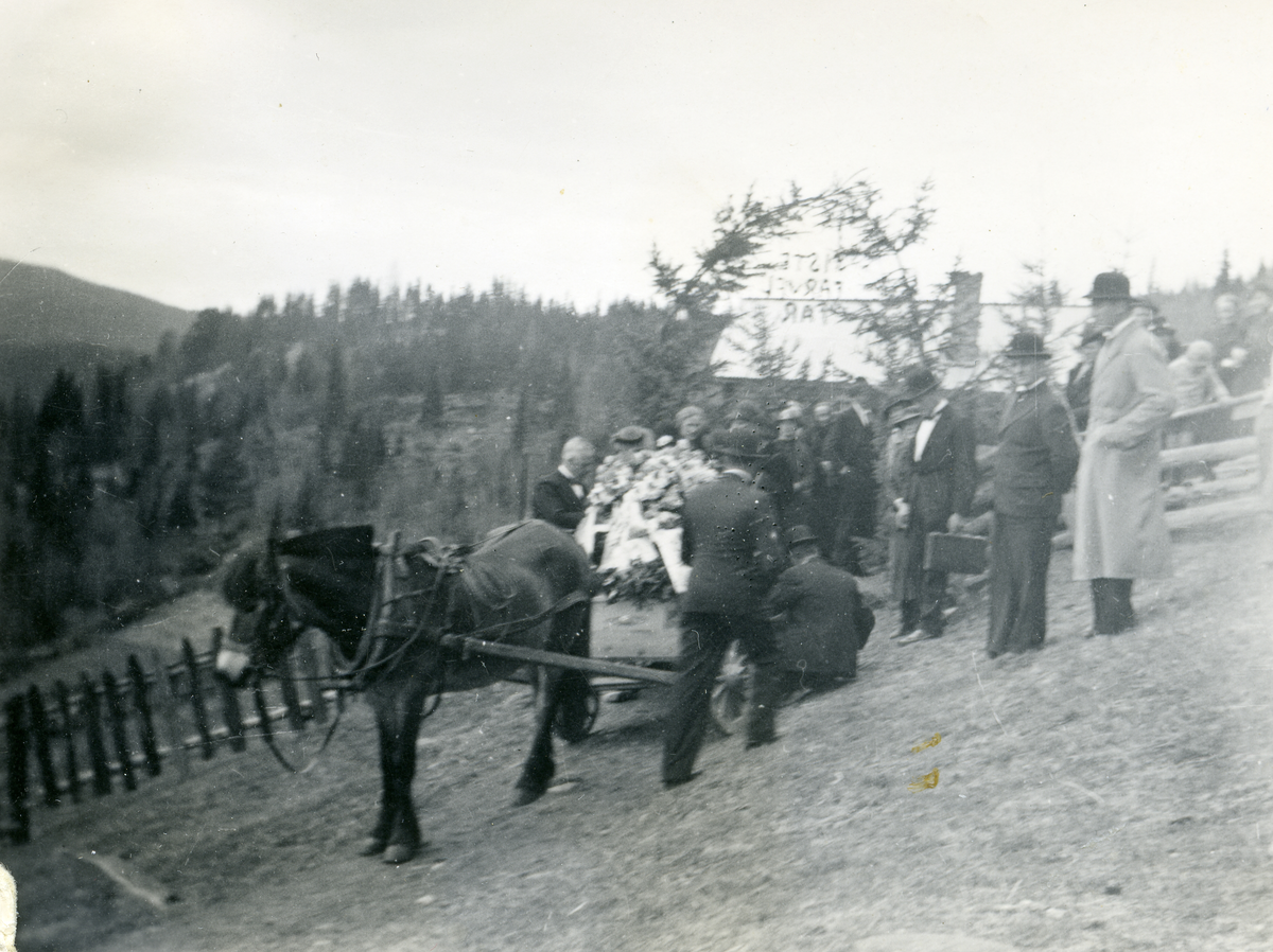 Begravelse
Morten Renslo (d. 1938) begraves.
