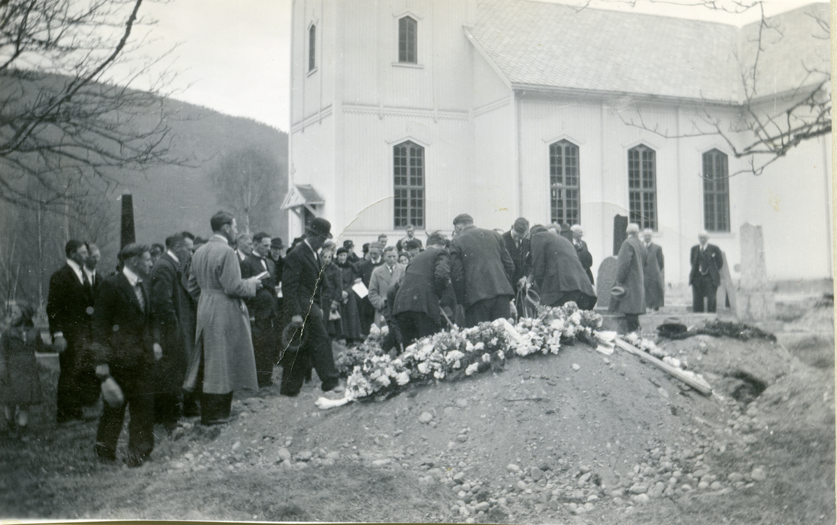 Begravelse
Morten Renslo (d. 1938) begraves.
