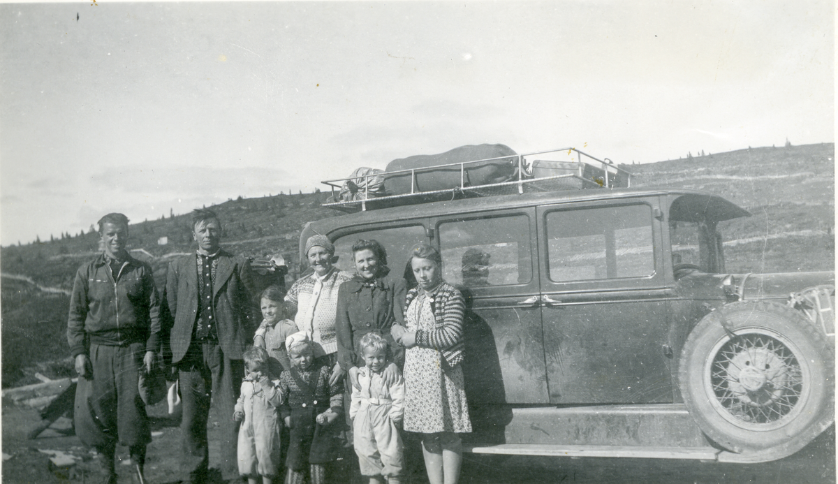 Gruppe
På Skålsrudstølen. Bak fra v : Yngve Rønning-Olsen,, Lars og Mette Renslo, Hjørdis Rønning-Olsen og Barbro Renslo. Foran fra v: Ingeborg Resnlo, Bjørn Rønning-Olsen, Leif og lillebror Yngve Rønning-Olsen. Bilen tilhører Rønning Olsen, kjøpmann/reisende fra Drammen som kjøpte hytte på Skålsrudstølen.
