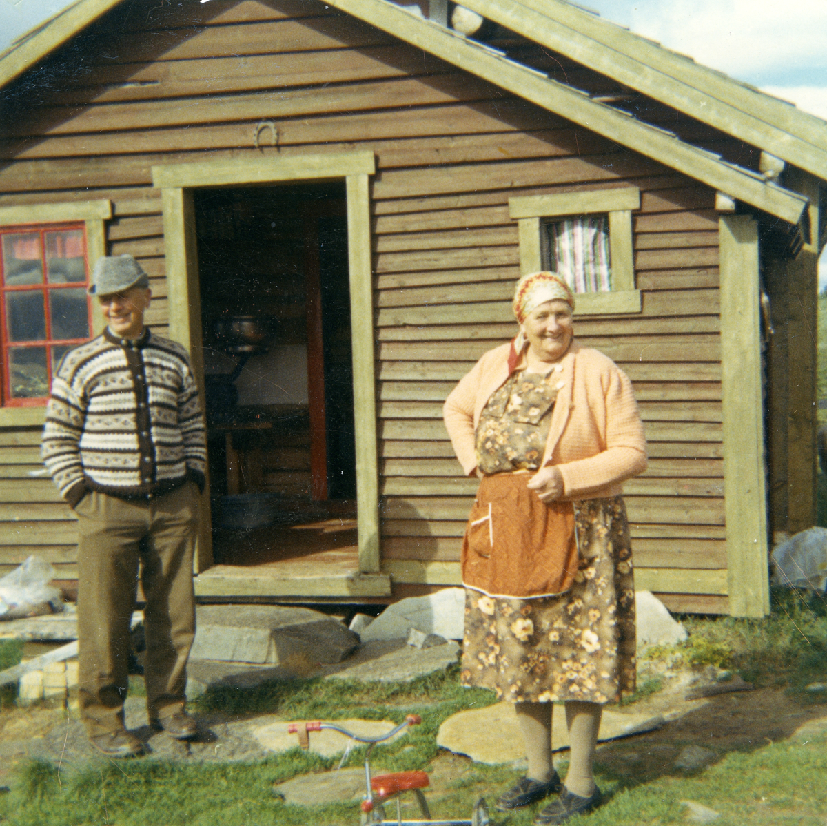 Stølsliv
Mette Renslo (f 1897) og Lars Renslo (f1896) utenfor stølsbua på Kålsrudstølen 1968.
